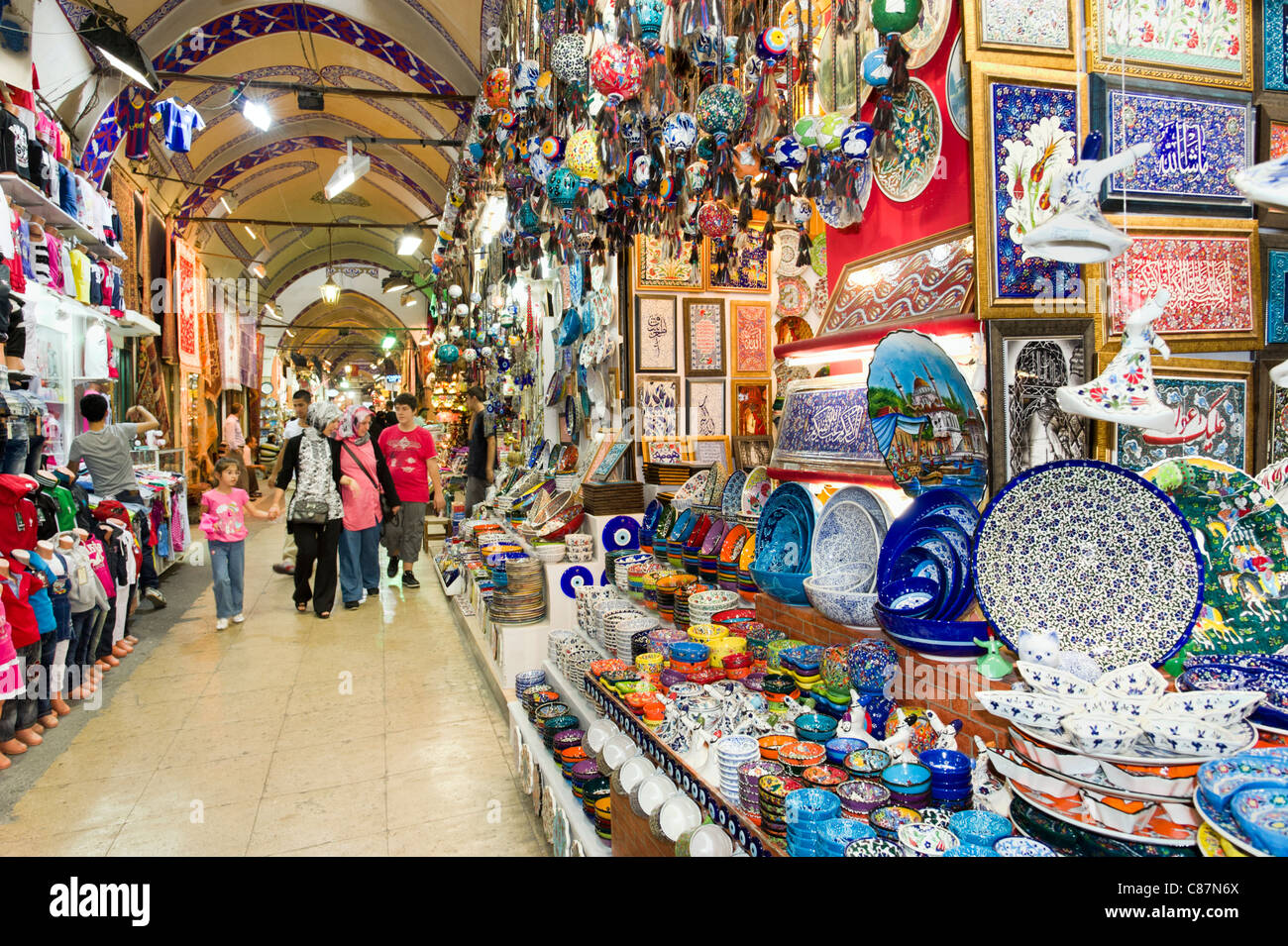 the-grand-bazaar-istanbul-turkey-C87N6X